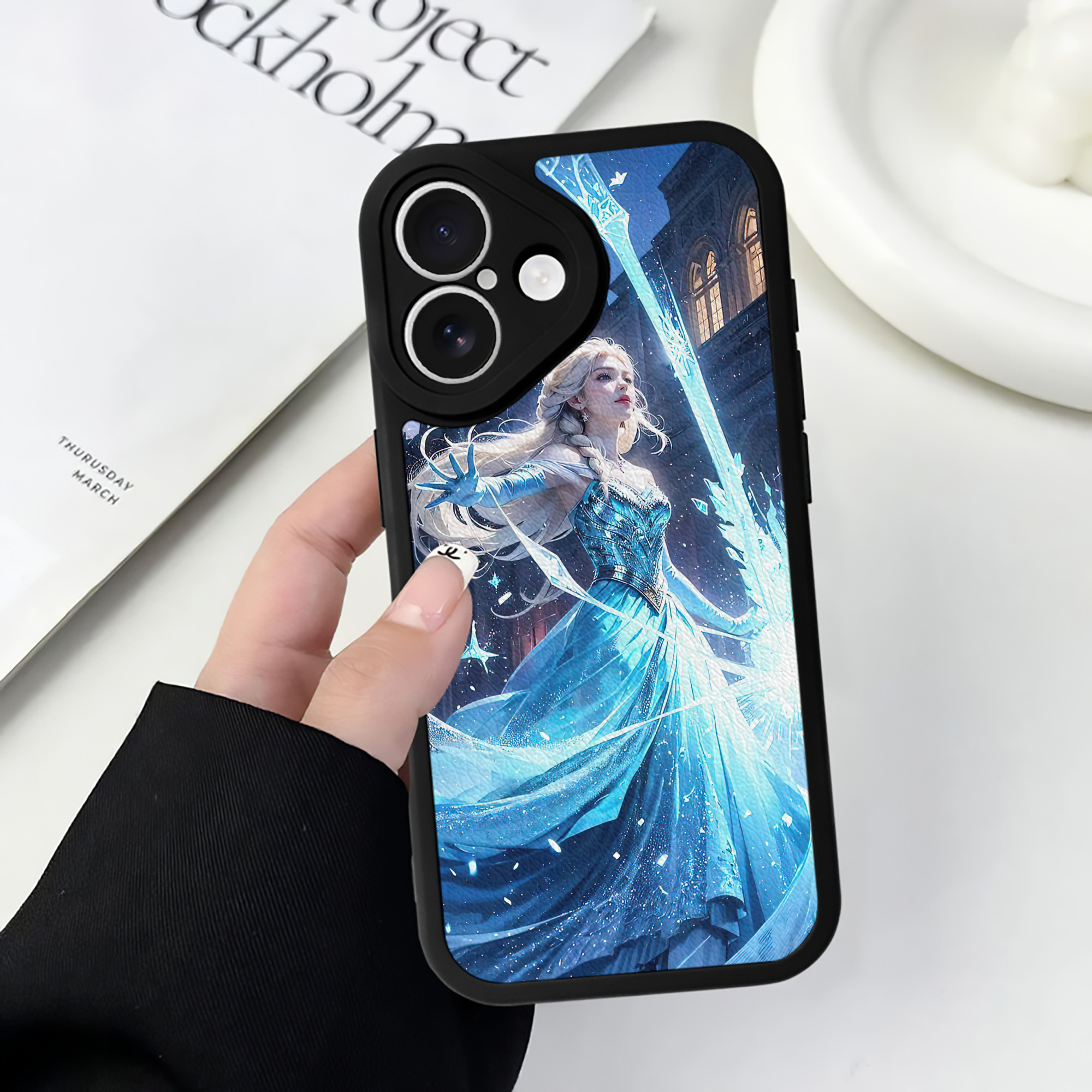（画像用） アナと雪の女王 アンナ エルサ Frozen Anna Elsa 【iPhone 16シリーズ対応】シリコンスマホケース（レザー調） 材質：シリコン